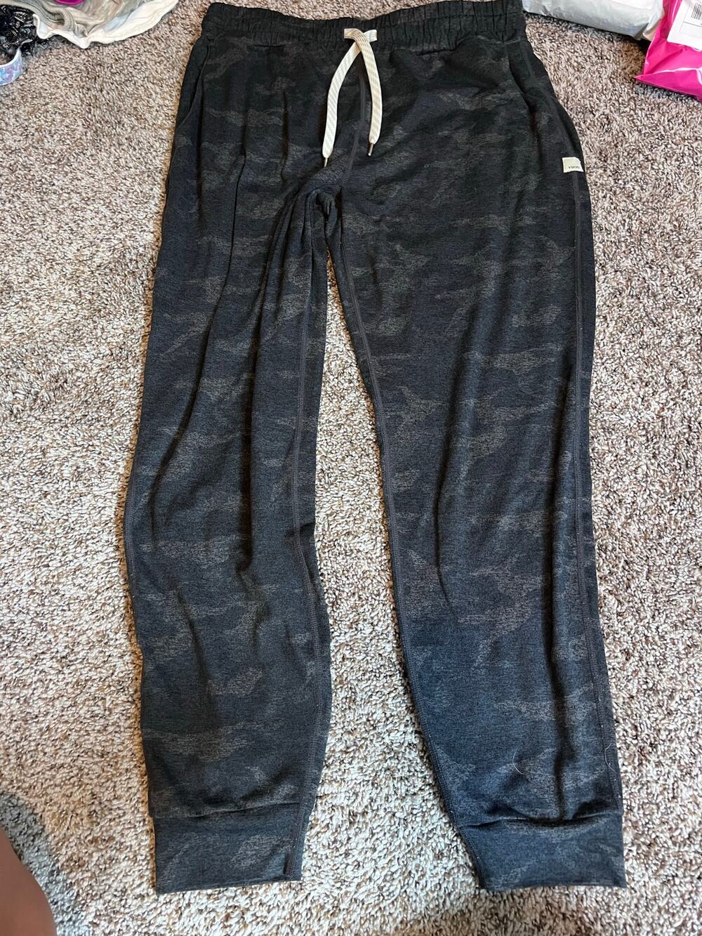 Vuori women’s camo performance joggers